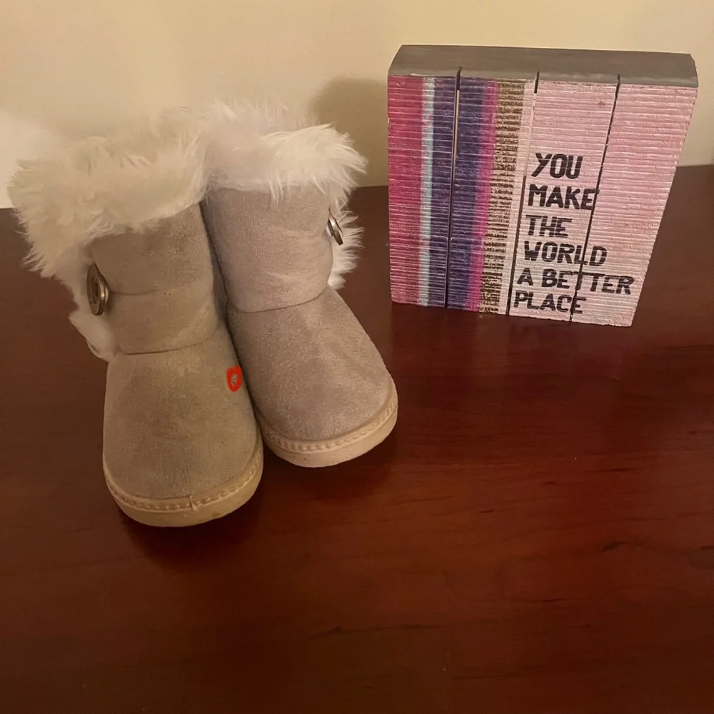 🎀 Size 10C, Cozy Kids high top Boots with Faux Fur‎ Trim and brass button.